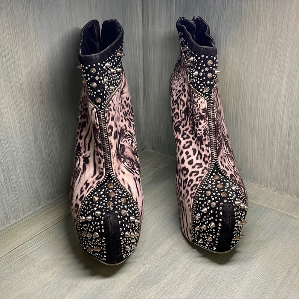 Woman’s Tiger faced platform high heels